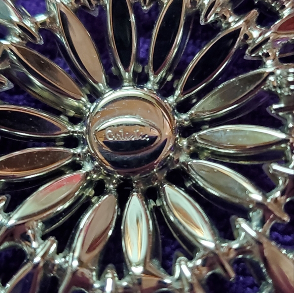 Beautiful Brooch - Picture 3 of 6